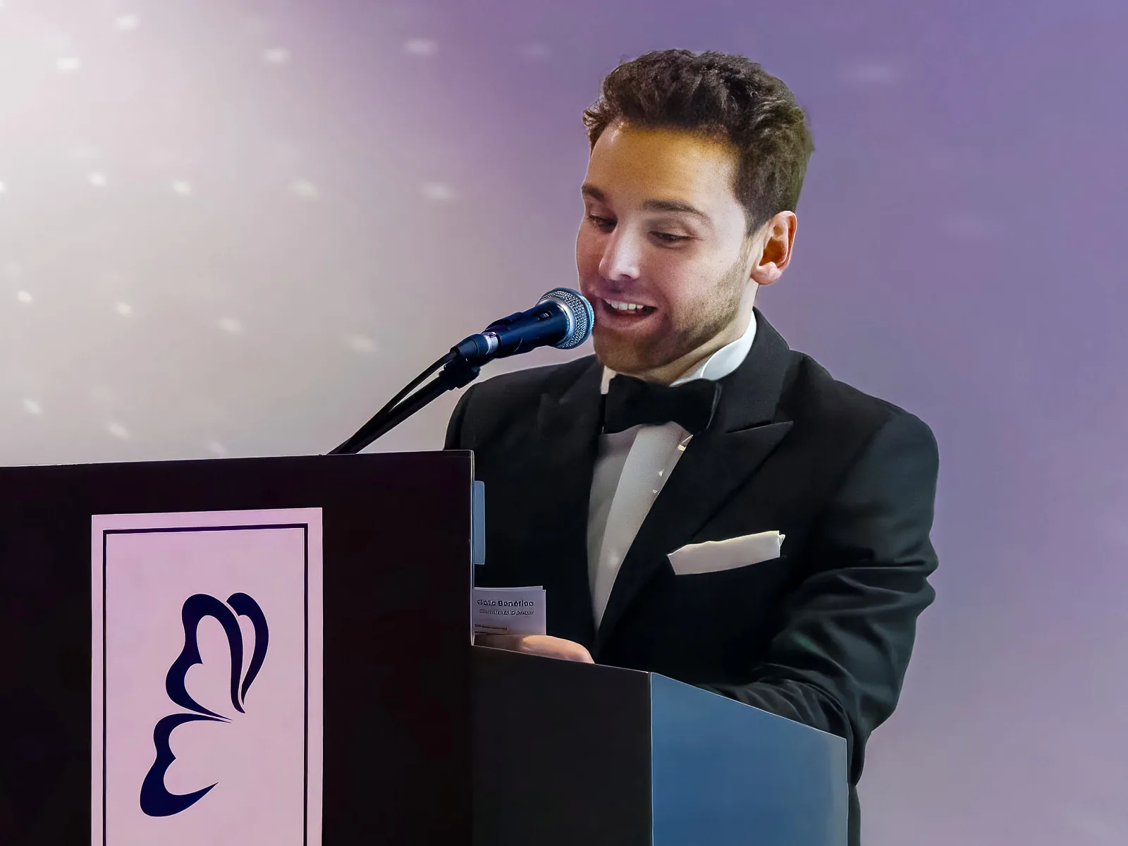 Carlos Pascual Adell, fundador de The Beacon Holding, en el atril de la gala benéfica contra el cáncer de Nuestras Causas